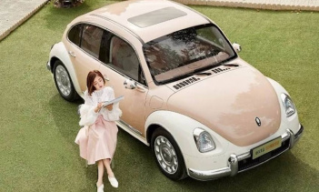 По словам журналиста Грега Кейбла в Твиттере, пятидверный хэтчбек оснащен передним электродвигателем мощностью 169 лошадиных сил и крутящим моментом 249 Нм.