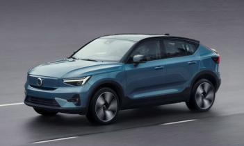 Volvo прилагает все усилия, чтобы увеличить долю полностью электрических автомобилей, которые она продает, с целью, чтобы каждый десятый автомобиль, который она заменит в этом году, был с батарейным питанием.