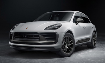 Внутри спортивные сиденья отделаны черной кожей и вставками Sport-Tex, а подголовники украшены тиснеными гербами Porsche. В другом месте серебряная строчка выделяет сиденья, подголовники и рулевое колесо, которое является элементом GT с подогревом. С