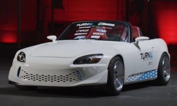 В этой вселенной действуют законы притяжения и отталкивания. Эти универсальные истины можно применить к повседневным ситуациям. Прекрасным примером является то, как любое подобие крутящего момента исчезает, как только вы добавляете значок Honda в ура