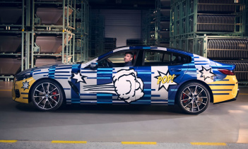 Никаких механических изменений не было сделано, а это означает, что арт-кар оснащен 4,4-литровым двигателем V8 с двойным турбонаддувом, развивающим 522 л.с. и 750 Нм крутящего момента. Мощность передается на все четыре колеса через восьмиступенчатую 