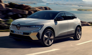 Концепция Renault была разработана под руководством директора по дизайну Renault Жиля Видаля, который курировал прошлогодний редизайн логотипа бренда, когда он был показан на прототипе Renault 5. Новый концепт Renault последовал за выпуском Toyota GR