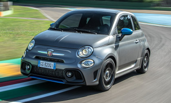 Теперь Abarth обращается к своим поклонникам с просьбой помочь с важной задачей. Компания, принадлежащая Stellantis, хочет, чтобы ее самые преданные поклонники помогли выбрать звуковое предупреждение AVAS (Acoustic Vehicle Alert System) для пешеходов