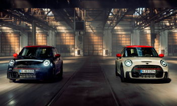 Модели Pat Moss Edition имеют многоцветную крышу, переходящую от Chili Red к Melting Silver и Jet Black, красные крышки зеркал и стилизованный тюльпан с надписью «Pat Moss» на задних стойках и боковых иллюминаторах в ознаменование победы.