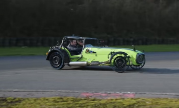 Дуэт установил самодельные шины на подготовленный к гонкам Caterham Seven 270R. Легкий и цепкий, это идеальный испытательный стенд для амбициозного творения. Результаты не более чем забавны, так как безвоздушные шины создают шумную и ухабистую езду. 