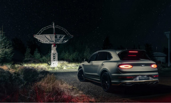 Центральная спица рулевого колеса также окрашена в оранжевый цвет, как и рычаг переключения передач. Остальная часть салона отделана кожей Beluga и Porpoise, которая, по утверждению бренда, создает «темное небо в стиле ночного неба», контрастируя со 