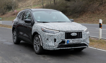 Наши шпионы поймали обновленный внедорожник Ford Kuga на тестировании, когда он готовится к публичному представлению в конце 2022 года. Blue Oval недавно участвовал в блиц-тесте новой модели, а Fiesta и Focus получили обновления среднего возраста — и