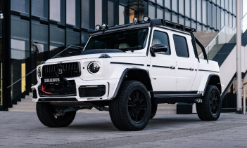 От более темной версии его отличает разработанный компанией цвет Diamond White Pearl с акцентами из карбона, разбросанными по всему внешнему дизайну.