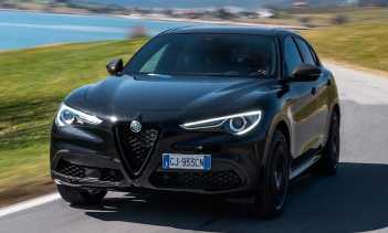 Салон так же спортивен, как и внешний вид. Приборная панель, рулевое колесо, рычаг переключения передач и дверные карты отделаны привлекательной черной кожаной отделкой с красной строчкой.