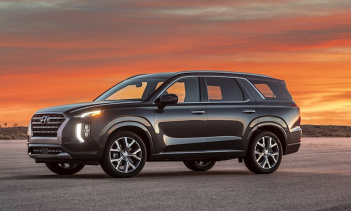 Помимо тизерных изображений, мы знаем о некоторых новых, пока еще необъявленных изменениях. Для начала Hyundai отказывается от цвета «Тропический лес» в пользу «Надежный изумруд». Также новинкой являются боковые зеркала с автоматическим затемнением и