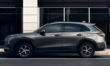 Говоря об этом, бренд теперь подтверждает, что новый HR-V будет ездить на платформе компактного хэтчбека Honda Architecture. Это поколение длиннее и шире, чем предыдущая модель, что придает ему более спортивный внешний вид и улучшенную внутреннюю ком