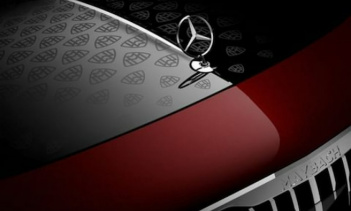 Как это часто бывает, тизер показывает лишь несколько деталей, таких как решетка радиатора Maybach и двухцветный кузов, в котором красная основная часть сочетается с черным капотом.