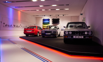 Затем выставка проходит через семь дополнительных залов, посвященных различным темам, включая историю гоночных автомобилей, производство продуктов BMW Individual, «полную историю M с справочной информацией об отличительных цветах», логотип и юбилейны