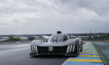 Peugeot впервые представил свой совершенно новый гиперкар 9X8 в июле 2021 года, и это сенсационное автомобильное произведение искусства. Самое поразительное в нем — это не агрессивный дизайн передней части с соответствующими светодиодами и не злой во