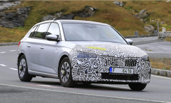 Мы ожидаем, что боковая сторона не изменится по сравнению с нынешней машиной, но сзади мы видим много камуфляжа, что говорит о том, что Scala может получить новый задний бампер, задние фонари и спойлер на крыше.