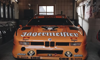 Итак, BMW пошел на это в одиночку. Чтобы продвигать автомобиль, он представил M1 в известном, но ныне несуществующем чемпионате мира по спортивным автомобилям. Это была целая гонка в воскресенье, продажа в понедельник.