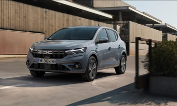 Дэвид Дюран, директор по дизайну Dacia, прокомментировал новый логотип: «Обтекаемый логотип очень символизирует стремление бренда вернуться к основам. Точно так же эмблема Dacia Link ассоциируется с простотой и надежностью. Он также несет в себе симв