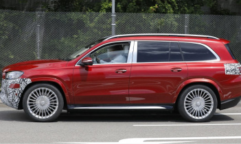 Этот предсерийный образец оснащен 22-дюймовыми легкосплавными дисками, установленными над неудивительно огромными тормозными суппортами.