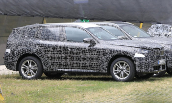 Начиная с передней части этого тестового автомобиля, мы видим типично большую решетку радиатора с более низкой решеткой в стиле, аналогичном нынешнему X3, который недавно был обновлен. Однако фары выглядят более гладкими в соответствии с новой 7-й се