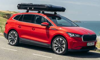 Ни один кемпер не будет полным без дополнительного места для сна, поэтому Skoda оборудовала FestEVal палаткой на крыше. Доступ к нему осуществляется через лестницу, которая хранится внутри палатки, когда она не используется. В нем есть место для двух