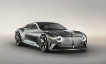 Хотя он не будет выпущен до следующего года, отказ от раскрытия информации не является хитом. Задержка будет «вопросом нескольких месяцев», заявил генеральный директор Bentley Адриан Холлмарк. Это означает, что мы все еще увидим автомобиль, который, 