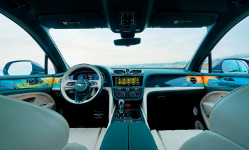 В галерее Mulliner мы можем увидеть четырехместную компоновку (пять мест доступны в обычном EWB) с кожей Portland и Cumbrian Green, с контрастной строчкой и эмблемами Bentley. 