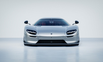 Нам еще предстоит получить данные о производительности, но ожидаем, что время разгона до 100 км/ч составит менее 3 секунд, а максимальная скорость значительно превысит 320 км/ч, что сделает его реальным конкурентом для другого суперкара с механическо