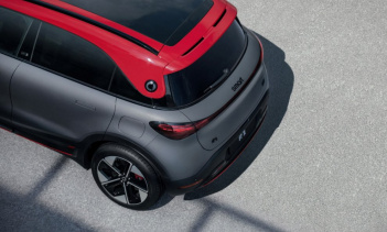 Модель Brabus имеет 19-дюймовые легкосплавные диски и красные детали дизайна, которые контрастируют с матово-серым кузовом автомобиля.