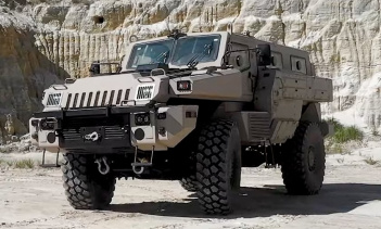 Paramount не сообщает никаких подробностей (предположительно из соображений безопасности), но отмечает, что турбодизельный шестицилиндровый двигатель обеспечивает Marauder максимальную скорость 109 км/ч — неплохо для машины, которая весит более 9,5 т