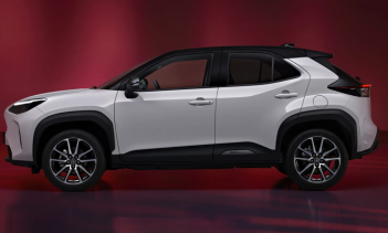 GR Sport получает 9-дюймовый информационно-развлекательный экран с совместимостью с Apple CarPlay и Android Automotive, двухзонный климат-контроль, заднюю дверь багажника, активируемую движением, подогрев передних сидений и тонированные задние стекла