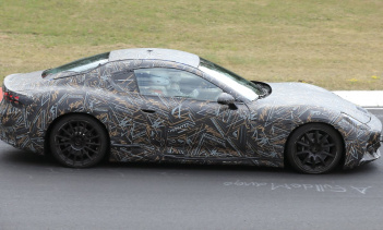 GranTurismo Folgore — первый полностью электрический автомобиль Maserati, победивший местных конкурентов Ferrari и Lamborghini в гонке за производство своих первых электромобилей. 