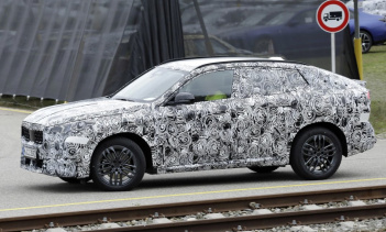 Эти новые шпионские изображения показывают, что следующий X2 будет приведен в соответствие с новым X1, выступая в качестве более традиционной альтернативы купе-внедорожнику, аналогично тому, как X4 и X6 относятся к своим родственникам X3 и X5. Сперед