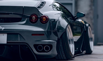 Двухцветные глубокие колеса красивы, но, возможно, не подходят к характеру автомобиля. Подробностей о сборке нет, но можно с уверенностью предположить, что этот конкретный Ferrari был оснащен пневматической подвеской. Мы предполагаем, что 4,3-литровы