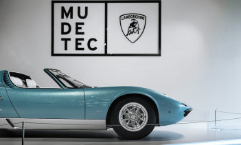 Lamborghini объясняет, что после того, как концепция завершила серию демонстраций и испытаний, она была продана Международной ассоциации исследований свинца и цинка, после чего она была радикально изменена и перекрашена в темно-оливковый оттенок.