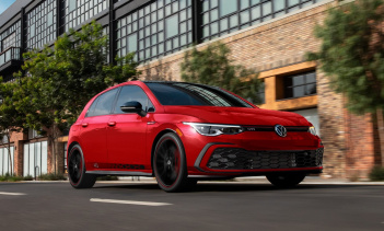 Недавно Volkswagen отпраздновал несколько юбилеев. Он выпустил 20th Anniversary Golf R (который установил рекорд Нюрбургринга), а затем выпустил американскую версию, в которой отсутствовали некоторые хорошие черты, которые получила Европа.