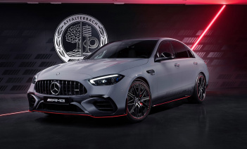 Для кузова MANUFAKTUR (внутренний отдел по индивидуальному заказу Merc) сделал краску Alpine Grey Uni и наклейки с логотипом AMG и цветовым градиентом от серого к черному.