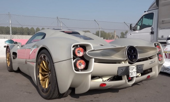 Это глубокий, проникновенный звук, который ненадолго завывает, прежде чем перейти в сладкозвучное бормотание. 6,0-литровый двигатель V12, созданный Mercedes-AMG, развивает впечатляющие 852 лошадиных силы и 1100 Нм крутящего момента. Лишь горстка авто