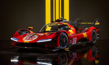 В середине задней части кузова, сделанном на заказ из монокока из карбона, расположился новый 3,0-литровый двигатель V6 с двойным турбонаддувом. Несмотря на сходство в технических характеристиках и архитектуре, этот агрегат не имеет общих деталей с д