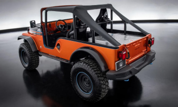 CJ Surge использует специально разработанную электрическую батарею и систему двигателя. Вместо двигателя внутреннего сгорания установлен «масштабируемый» 400-вольтовый электропривод, развивающий 268 л.с. Он установлен непосредственно в оригинальную р