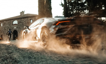 Lamborghini утверждает, что Sterrato опирается на краткое знакомство бренда с ралли в 1970-х годах, начав с того места, где остановились специально модифицированные раллийные автомобили Jarama и Urraco, предназначенные для езды по пустыне. Это не еди