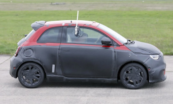 Хотя этот тестовый автомобиль сильно закрыт камуфляжем, мы видим, что электромобиль будет соответствовать типично привлекательному дизайну Abarth. Спереди есть переработанный бампер, который выступает дальше, чем у стандартного Fiat 500. Боковые молд