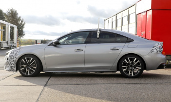 В задней части общая архитектура останется такой же, как и у предыдущей модели, но сквозь камуфляж просматриваются новые светодиодные ходовые огни, а новый логотип Peugeot будет повсюду.