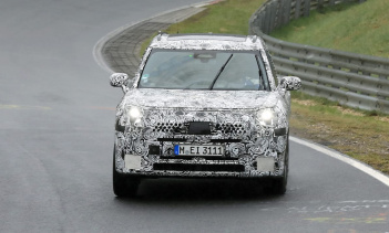 Мы видели, как новый Countryman тестируется на дороге и на Нюрбургринге как в кузове Cooper, так и в более крутой комплектации Cooper S. Эта последняя партия шпионских фотографий показывает модель S с заводскими фарами и меньшим количеством камуфляжа