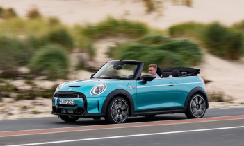 Информационно-развлекательная система оснащена 8,8-дюймовым сенсорным экраном, а Seaside Edition добавляет в качестве стандартного пакета MINI Premium Plus, который включает в себя автоматический кондиционер, управление парковкой задним ходом, различ