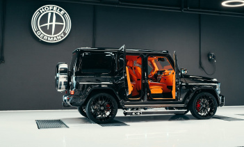 Основанный на Mercedes-AMG G63, Ultimate HG может похвастаться распашными дверями (как у Rolls-Royce) и множеством других роскошных усовершенствований. Клиент, которого называют VIP-клиентом, выбрал глянцевую черную внешнюю отделку, подчеркнутую конт