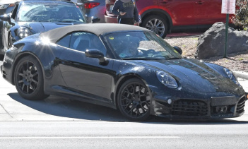 Задний бампер и диффузор были переработаны, чтобы освободить место для новой выхлопной системы с центральным выходом, которая похожа на текущий Cayman GTS. Выше этого мы можем видеть пластиковое литье вокруг решетки двигателя, так что, похоже, на кар