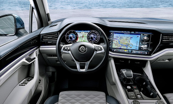 107253 Защита салона Фольксваген Туарег 3 – Глянец и мониторы