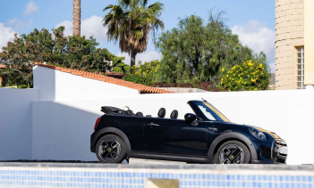 Кабриолет также использует тот же электродвигатель мощностью 181 л.с., что и нынешний MINI EV, но, без сомнения, некоторые дополнительные усиления для этой модели кабриолета, добавляющие небольшой вес, означают, что он немного медленнее: время разгон