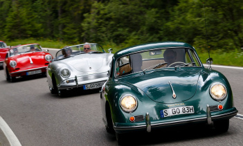 Но бренд — это гораздо больше, чем его успехи в автоспорте. Porsche завоевал множество поклонников невероятным набором возможностей персонализации, самой известной из которых является услуга покраски по образцу. У автопроизводителя есть множество отт