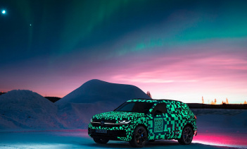 Новый Touareg станет первой моделью VW в Европе с подсвеченным логотипом VW на задней части кузова — то, что уже было в США — в то время как передние фары нового дизайна IQ.LIGHT HD Matrix будут состоять из 38 400 микросветодиодов между ними с 19 200